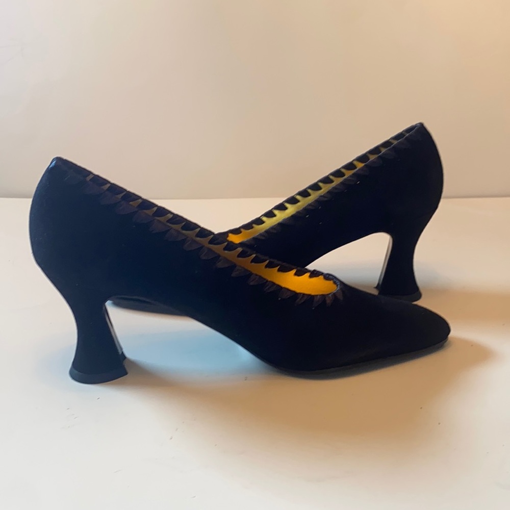 NWOT Classic Nuova Donna Black Suede Pumps